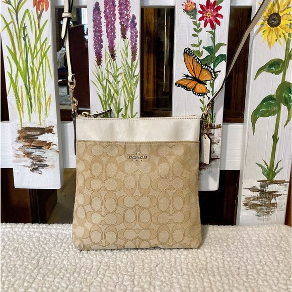 ⭐️LIKE NEW⭐️COACH 52576 NORTH/SOUTH SIGNATURE CROSSBODY - Picture 4 of 9